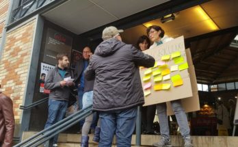 Collectif pour Albi, action de porteur de parole au marché couvert